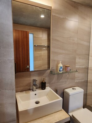 Bidet, Handtücher, Seife, Shampoo