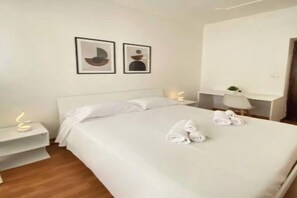 3 bedrooms, desk, iron/ironing board, free WiFi