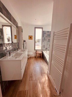 Hair dryer, towels, soap, shampoo - Contemporary villa in Drôme Provençale with swimming pool close to amenities (Montélimar)