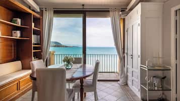 Leilighet, balkong, utsikt mot bukt | Oppholdsområde | En 35-tommers TV med digitale kanaler