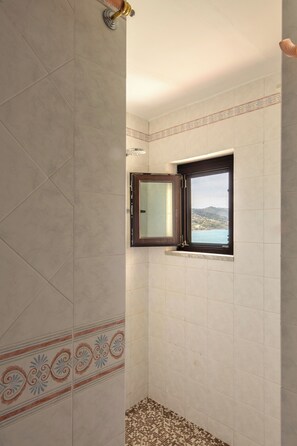 Departamento, balcón, vista a la bahía | Baño | Regadera, amenidades de baño gratuitas, secadora de cabello, bidet 