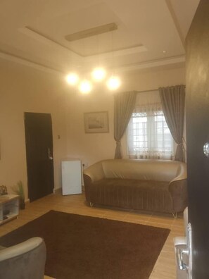 Apartemen Basic | Area keluarga | TV layar datar