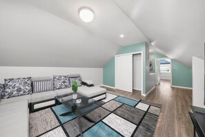 Smart-tv, eldstad, tv-spel och bordsfotboll