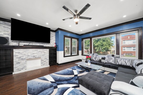 Smart-TV, Kamin, Videospiele, Tischfußball