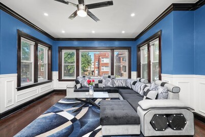 Gorgeous 5 Bedroom Gem Sleeps 18 with Pool, Ping Pong, Pac Man, Tons of Games!