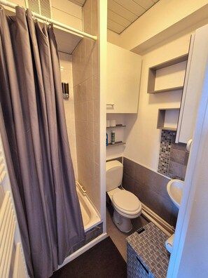 Douche, serviettes fournies, savon, shampoing