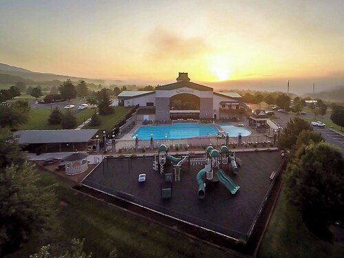 Sauna, Fireplace, Resort amenities!