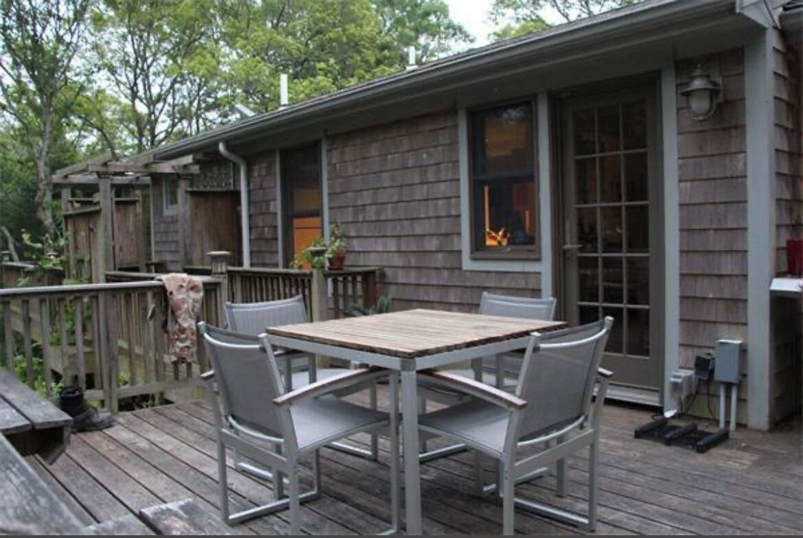 Cozy, bright house in enjoyable Bourne with WiFi, AC. Minutes from beach!