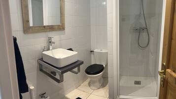 Een douche, een haardroger, handdoeken, zeep