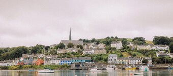 Spacious Waterfront 4 Bedroom Villa