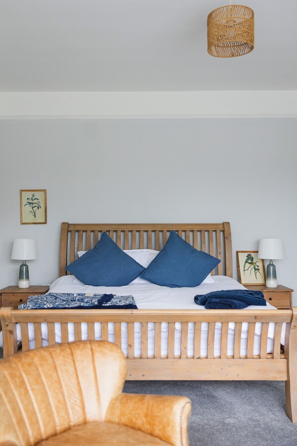 4 bedrooms, iron/ironing board, WiFi, bed sheets