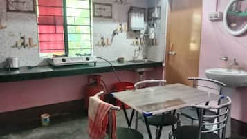 Fridge, cookware/dishes/utensils
