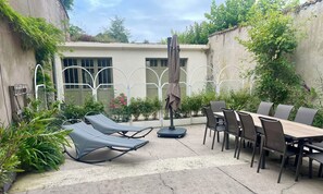 Outdoor dining - Maison de Ville with terrace: "L'œil du Prince (Verdun)