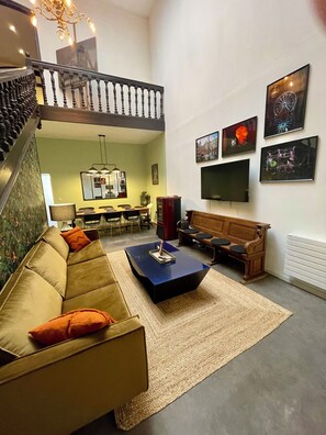 Una Smart TV, libros