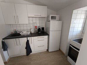 Køleskab, mikrobølgeovn, ovn, kogeplade