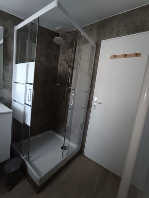 Dusche, Haartrockner, HandtĂŒcher, Toilettenpapier