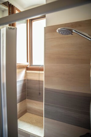 Chambre Confort Double ou avec lits jumeaux, salle de bains privée, vue ville | Salle de bain