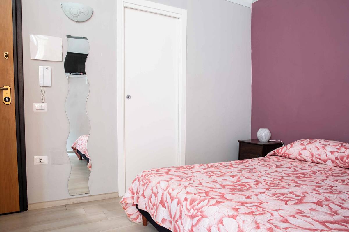 Habitación Confort con 1 cama doble o 2 individuales, baño privado, vistas a la ciudad | Escritorio, espacio para trabajar con un portátil, wifi gratis