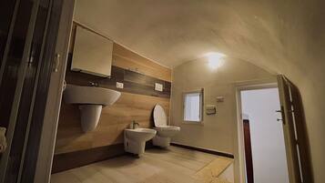 Chambre Triple Confort, salle de bains privée, vue ville | Salle de bain | Douche, douche à « effet pluie », articles de toilette gratuits