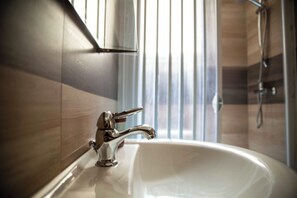 Habitación básica con 1 cama doble o 2 individuales, baño privado, vistas a la ciudad | Baño | Ducha y cabezal de ducha tipo lluvia