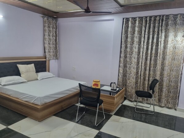 Free WiFi, bed sheets - Shri Anand Hotel Berinag (Berinag)