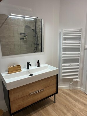 Een douche, een haardroger, handdoeken, zeep