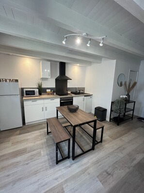 Fridge, microwave, oven, stovetop - Gite 2 Chambres 4 Pers à 5 Minutes des Plages (Assérac)