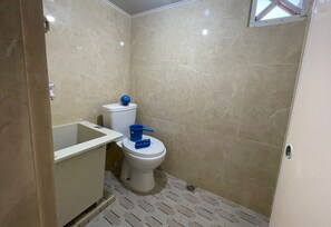 Habitación estándar con 2 camas individuales | Baño | Ducha y toallas