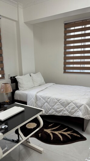 Hochwertige Bettwaren, Betten mit Memory-Foam-Matratzen, Minibar