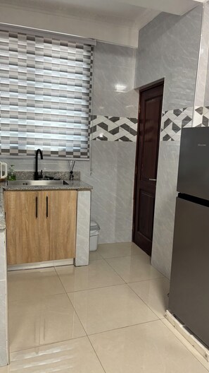 Executive Suite | Private kitchen | Fridge, microwave, oven, stovetop - Peach City Apartments (Accra)