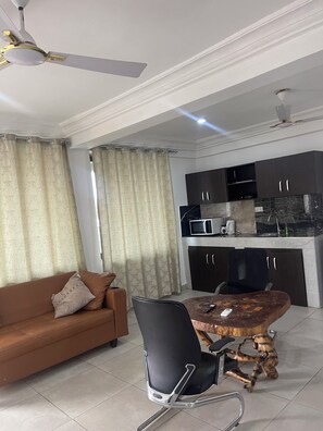 Superior Room | Private kitchen - Peach City Apartments (Accra)