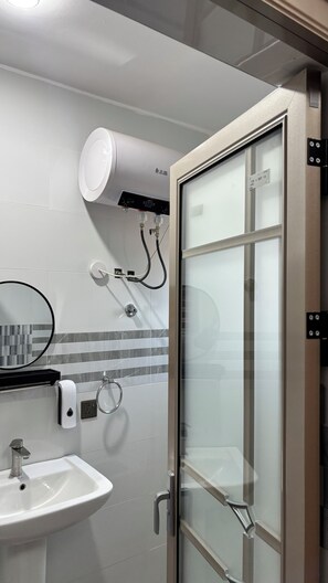 Shower, rainfall showerhead, eco-friendly toiletries, hair dryer - Peach City Apartments (Accra)