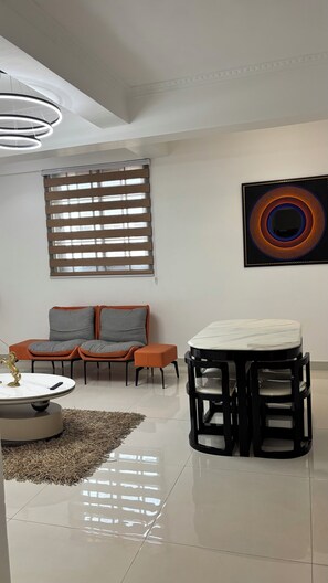 Family dining - Peach City Apartments (Accra)