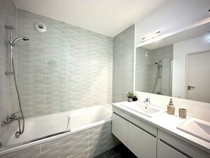 Een douche, een haardroger, handdoeken, zeep