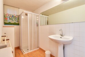 Shower, hair dryer - House with terrace - 900m plage des Sableaux (Noirmoutier-en-l´Ile)