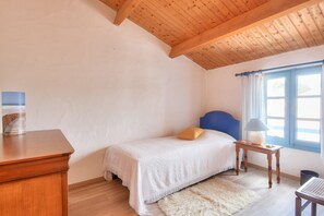 4 bedrooms, iron/ironing board, free WiFi