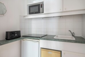 冷蔵庫、電子レンジ、食器洗い機、コーヒー / ティーメーカー