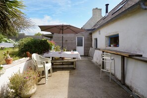 Outdoor dining - 1km from the beach, charming cottage for 6 (Plovan)