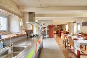 Fridge, oven, dishwasher, coffee/tea maker - 1km from the beach, charming cottage for 6 (Plovan)