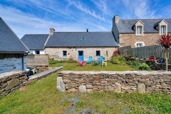 Property grounds - 1km from the beach, charming cottage for 6 (Plovan)