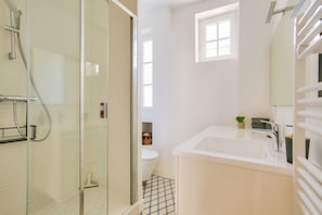 Shower, hair dryer - 400m from the beach, flat for 5 downtown (Dinard)