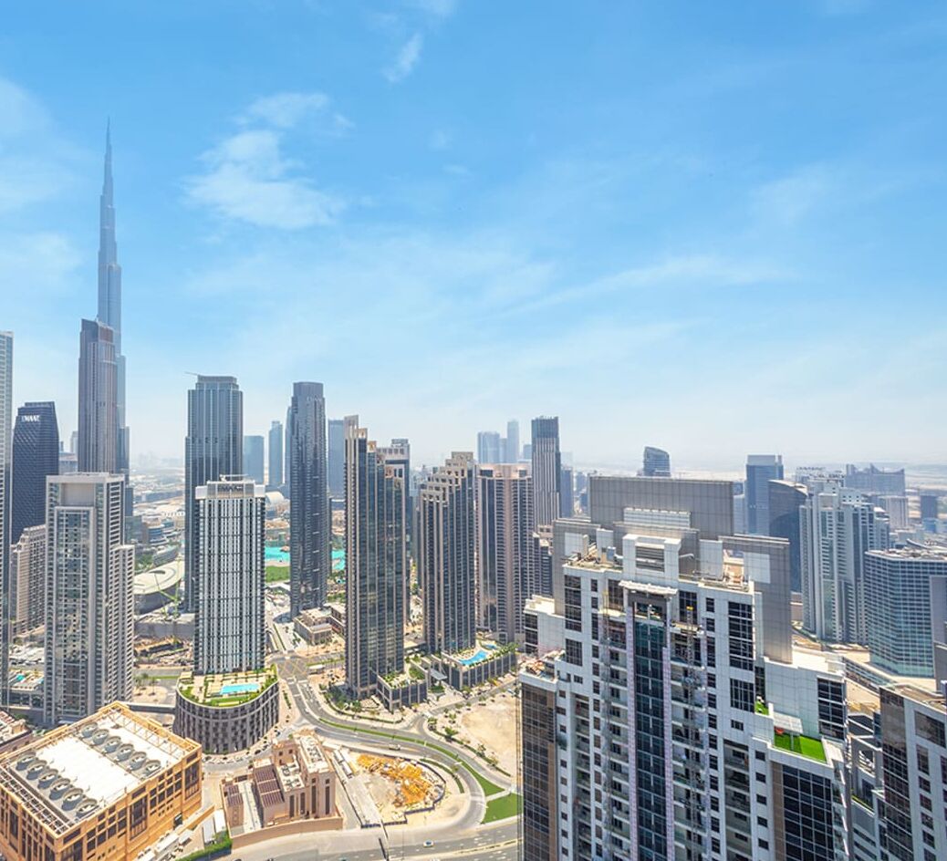 Un horizonte urbano con rascacielos y arquitectura moderna bajo un cielo despejado.