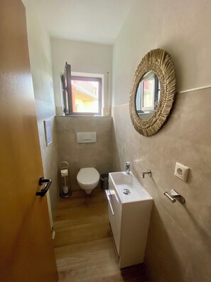 Secador de pelo, toallas, jabón y papel higiénico