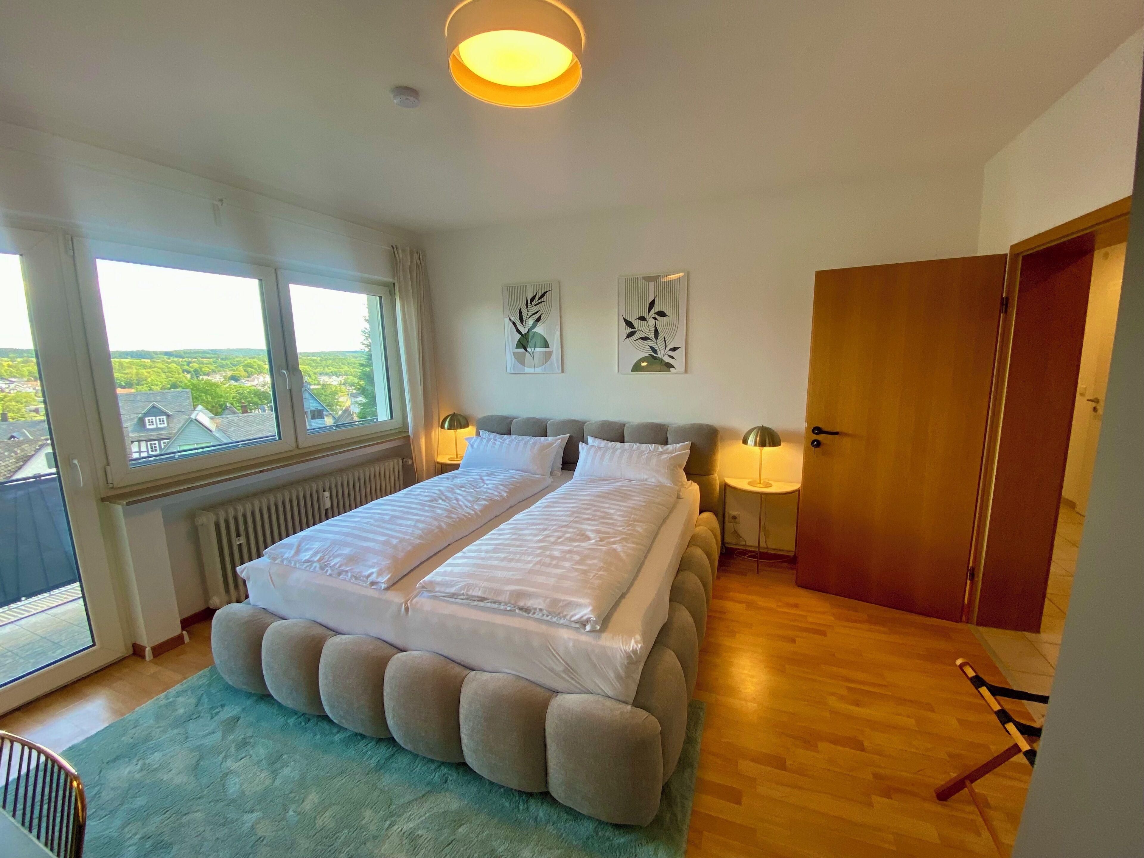 3 bedrooms, desk, WiFi (free), bed sheets