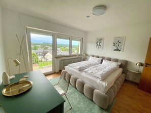 3 bedrooms, desk, free WiFi, bed sheets - Neu Renoviertes, Großzügiges Ferienappartement auf dem Schloßberg von Montabaur (Montabaur)