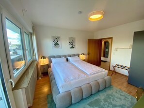 3 bedrooms, desk, free WiFi, bed sheets