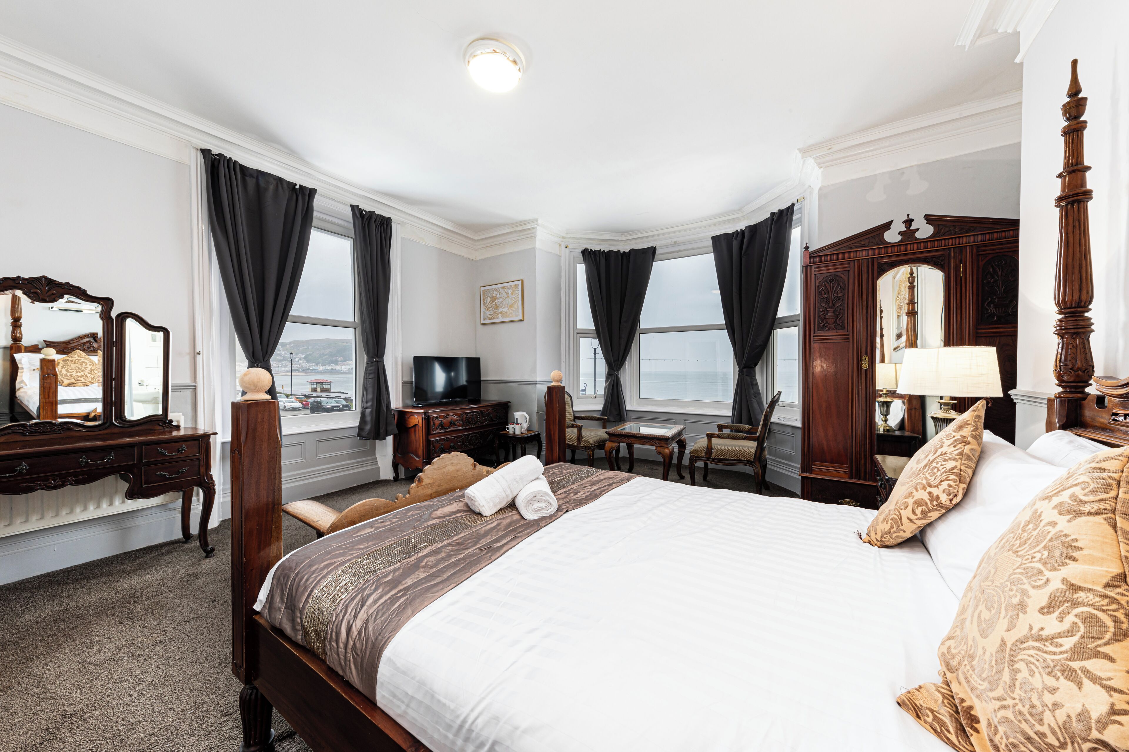 واي فاي مجانًا وملاءات أسرّة