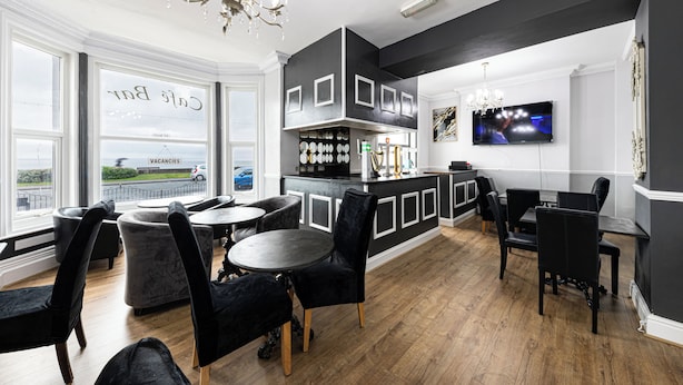 Ein modernes Interieur mit Bar, Sitzgelegenheiten und einem Fernseher.