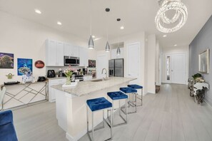 冷蔵庫、電子レンジ、オーブン、コンロ