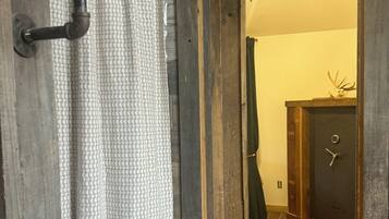 Douche, serviettes fournies, savon, papier toilette